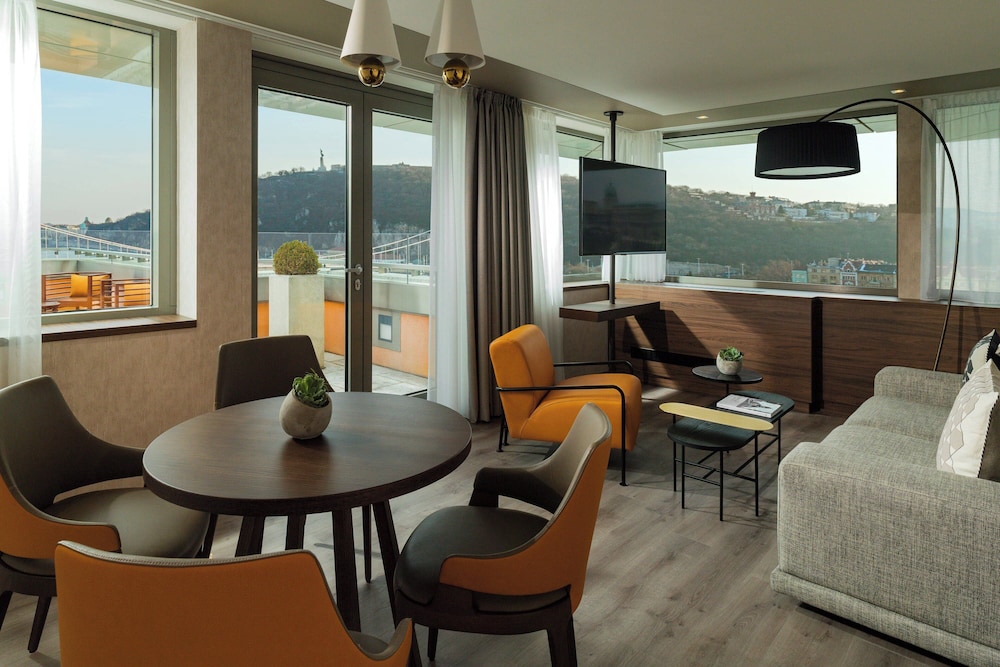 Executive Suite, 1 King Bed, River View