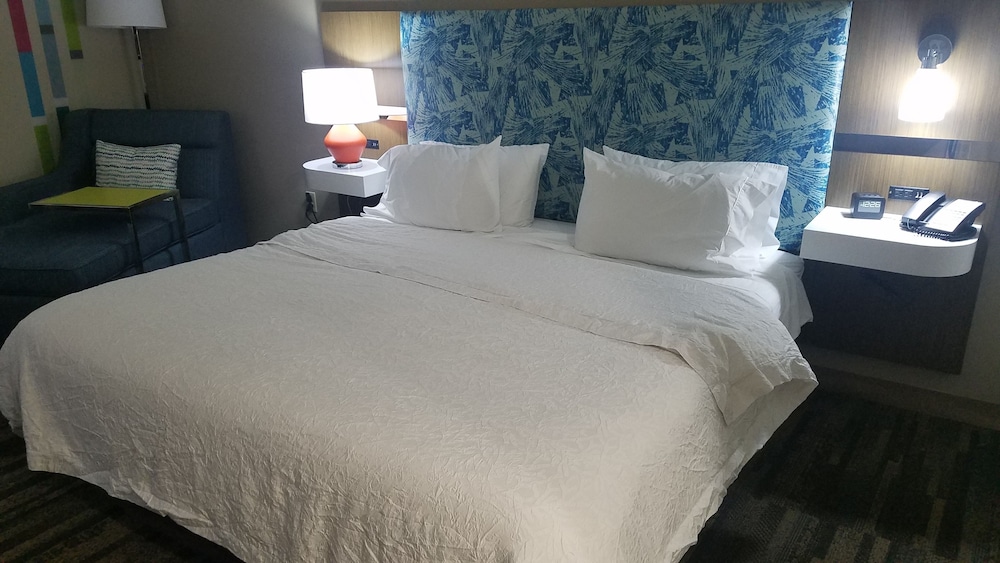 One king bed non smoking - Photo 2
