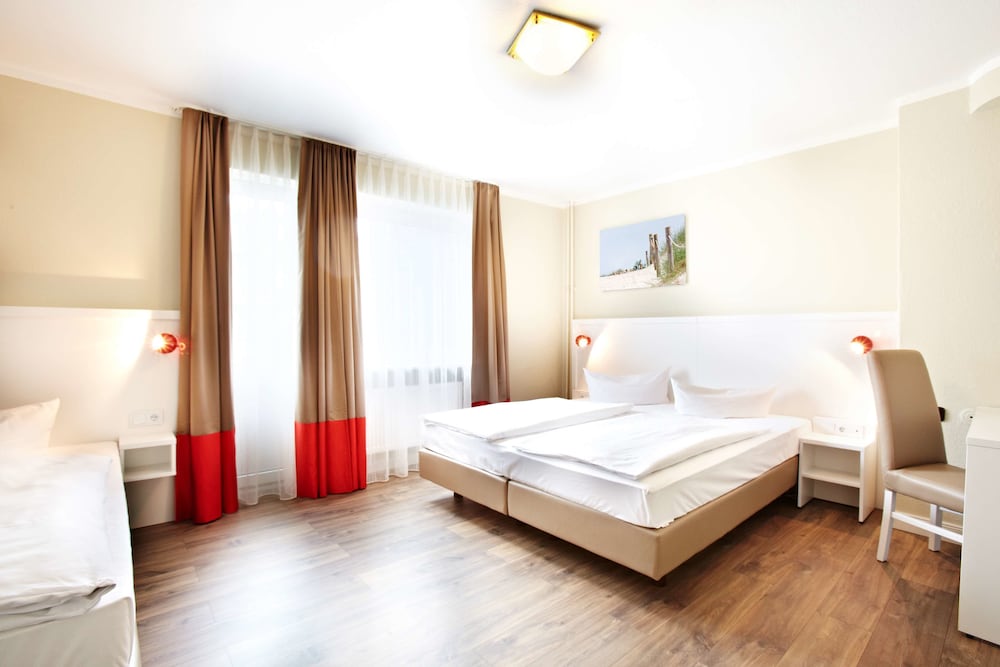 Standard Room, Multiple Beds photo 2