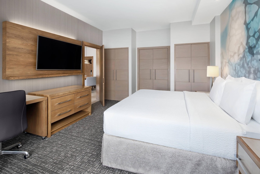 Suite, 1 King Bed, Balcony