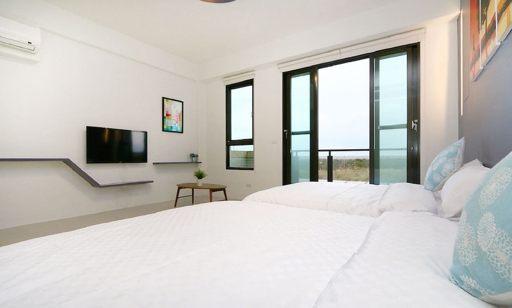 Quadruple Room, Partial Lake View (201) photo 2