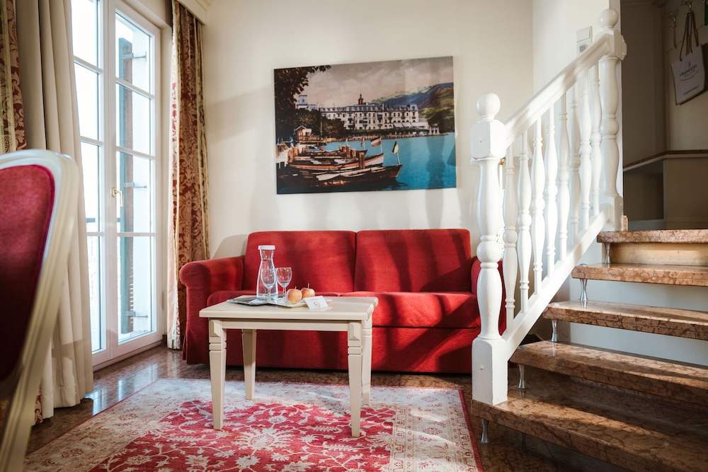 Family Room, Lake View - Photo 2