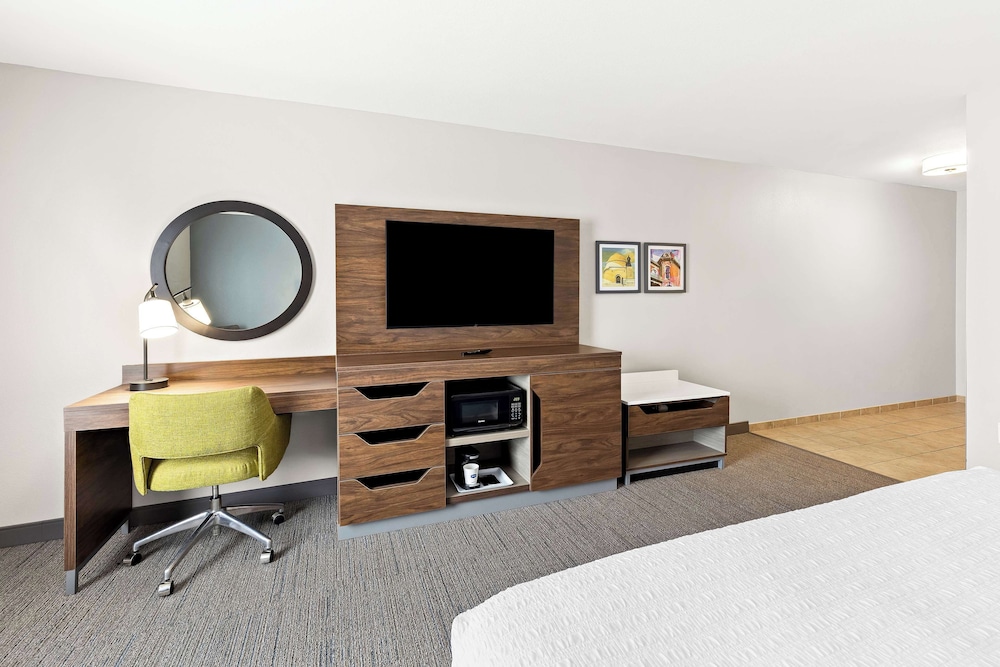 one king bed room - Photo 2