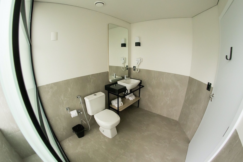 Suite - Photo 13