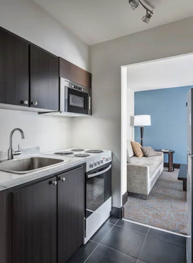 Suite, 1 Bedroom - Photo 2