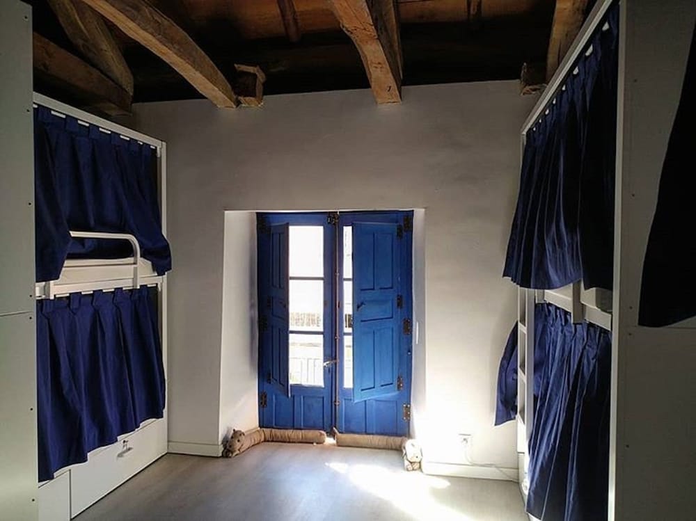 Dormitorio compartido, Dormitorio mixto, Baño compartido (1 cama en dormitorio de 18 camas)