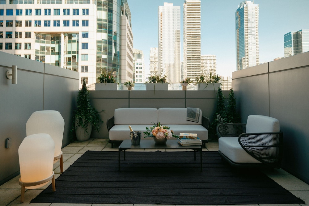 Room, 1 King Bed, Terrace thumbnail 5