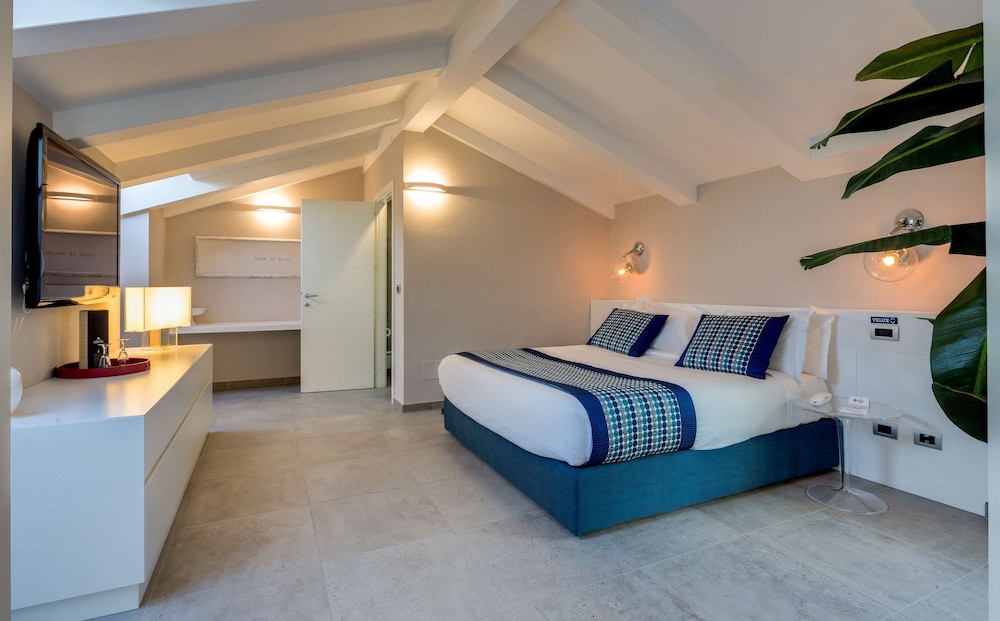 Design Suite, 1 King Bed, Non Smoking, Balcony - Photo 16