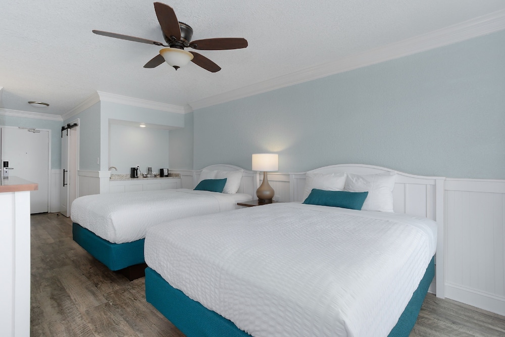 Standard Room, 2 Queen Beds - Photo 2