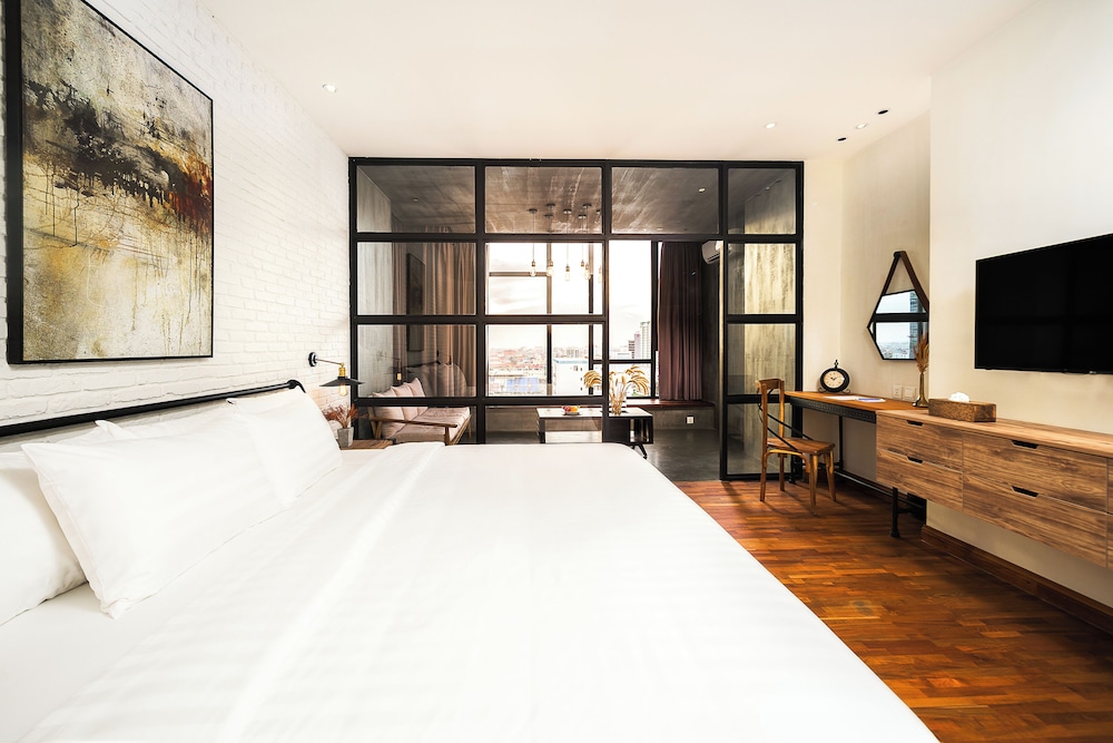 Sunset Suite King Bed photo 3