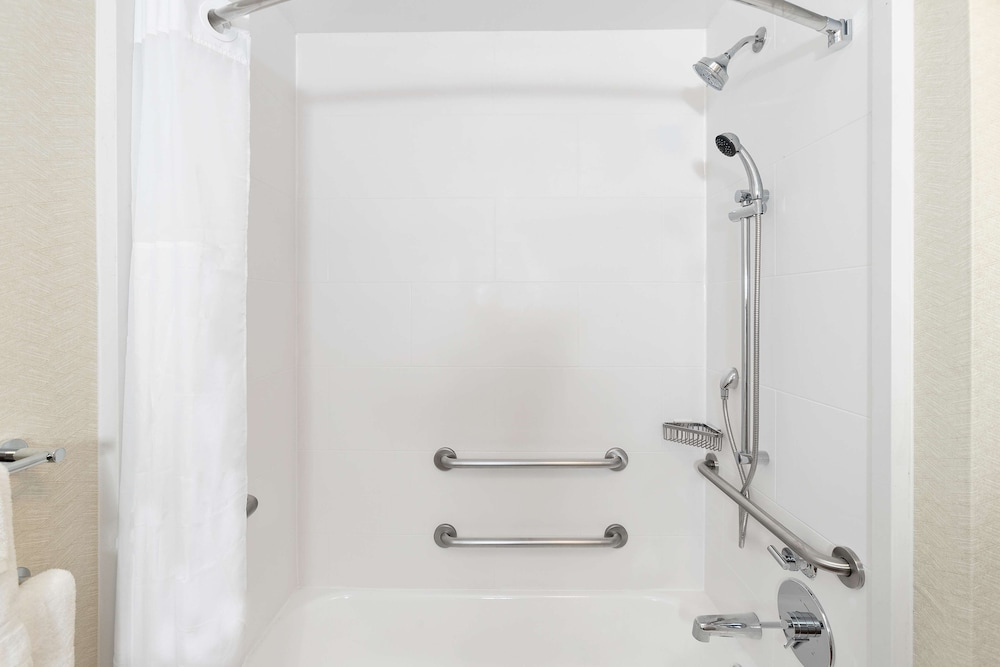 Room, 2 Queen Beds, Accessible, Bathtub - Photo 6