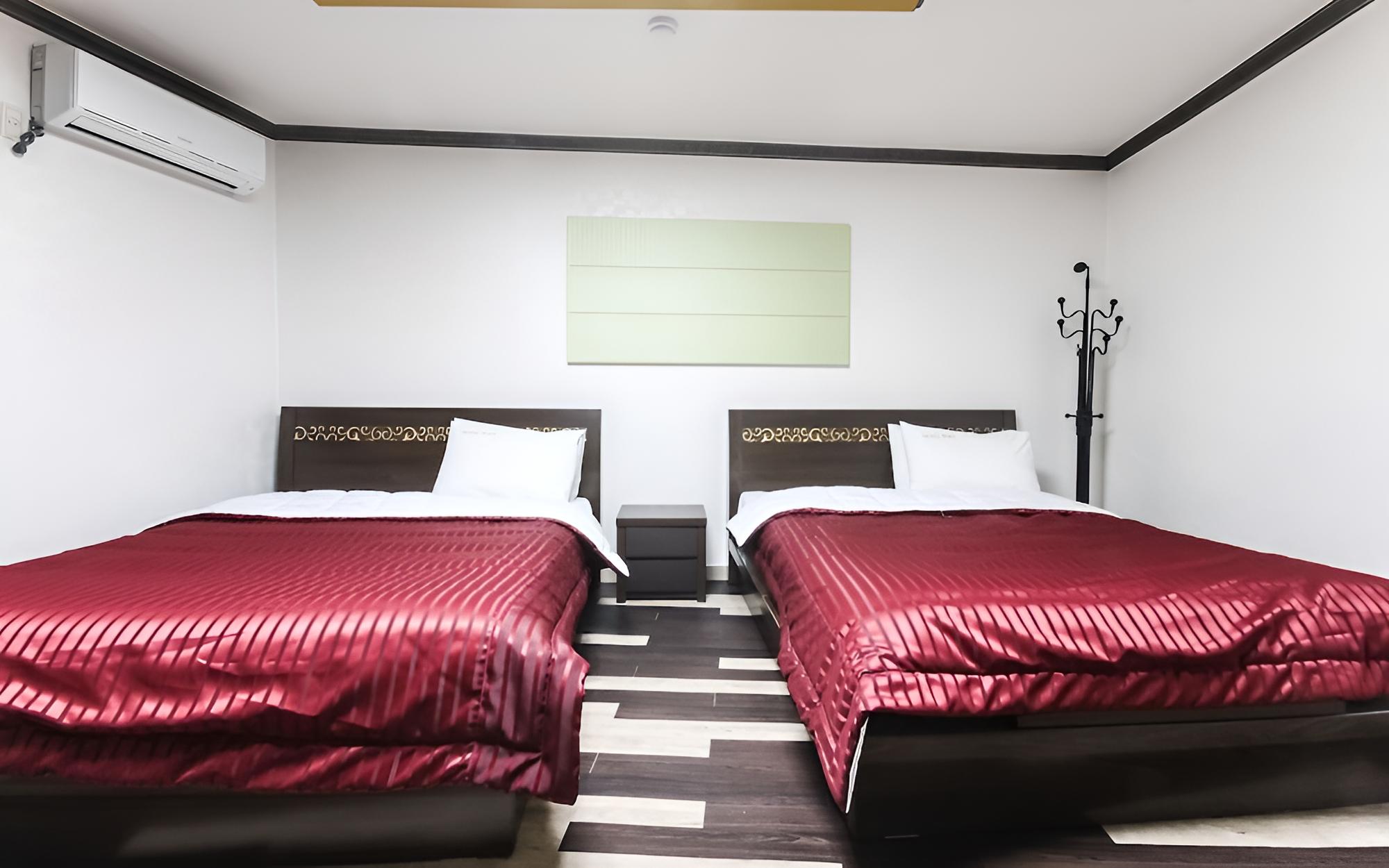Room (Twin) - Photo 2