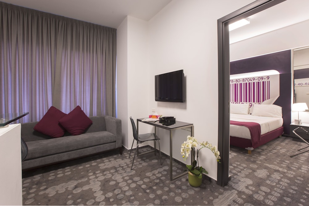 Suite, 2 Bedrooms - Photo 1