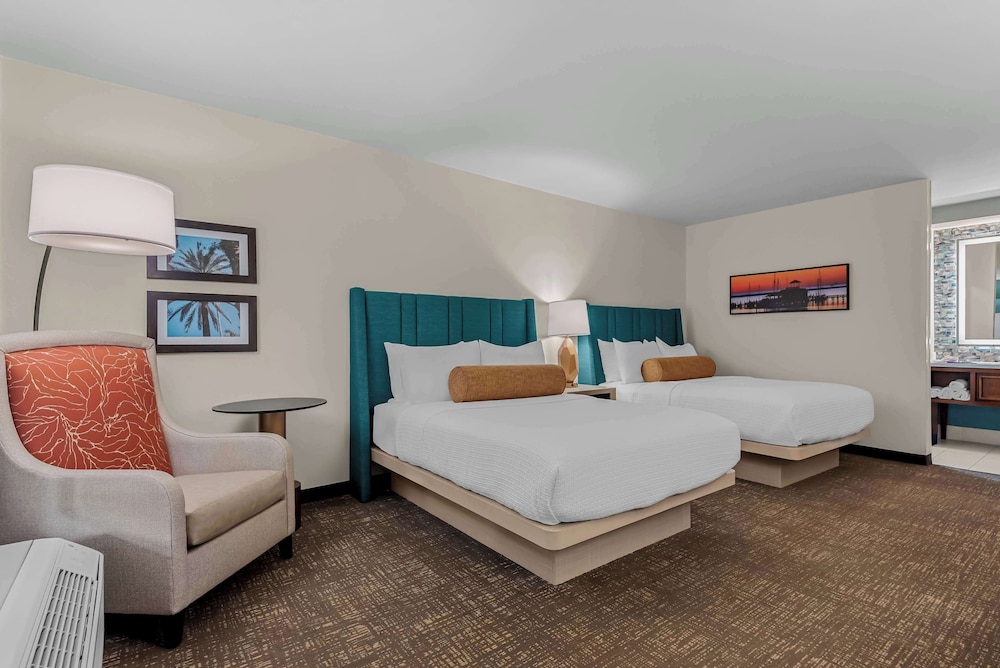 Suite, 2 Queen Beds, Non Smoking, Refrigerator & Microwave (Larger Room) - Photo 3