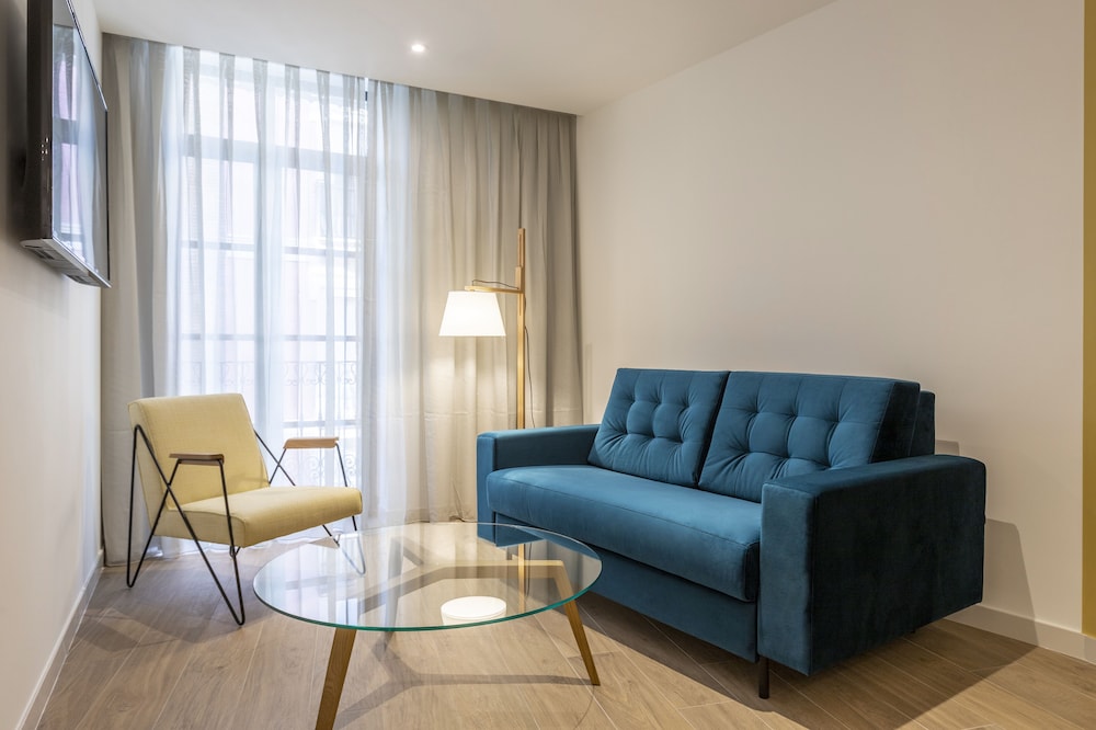 Suite, 1 Bedroom - Photo 4