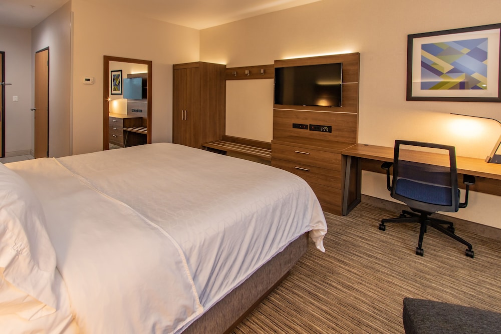 Suite, Multiple Beds - Photo 9