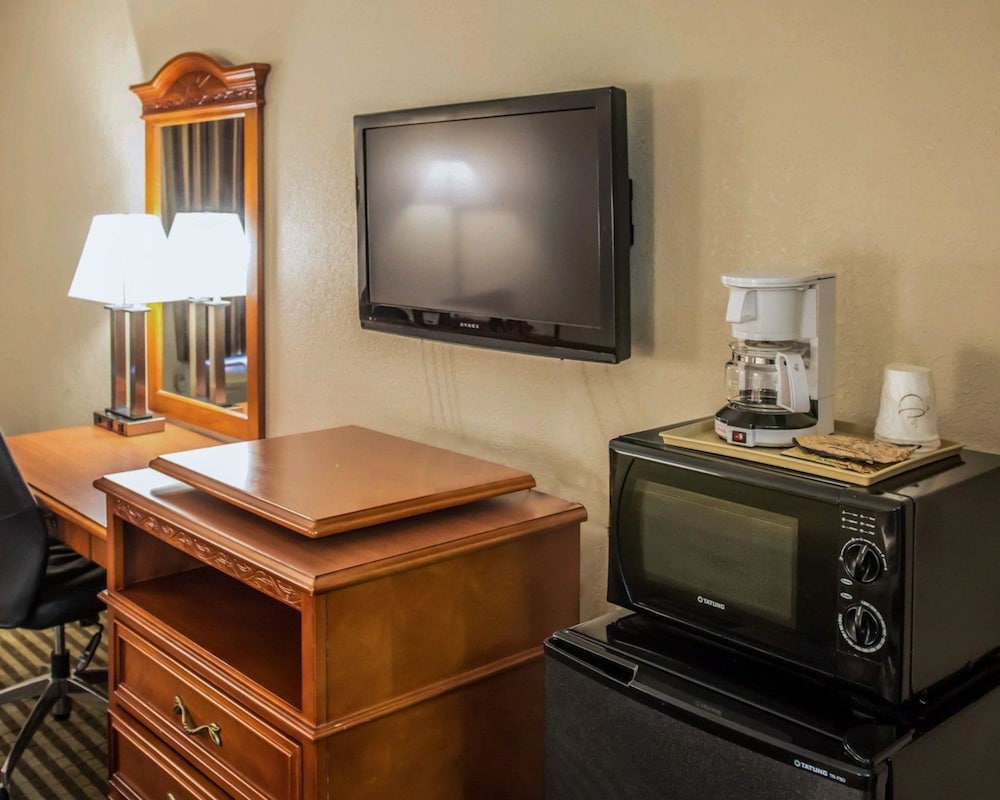 Standard Room, 1 King Bed, Smoking - Photo 1