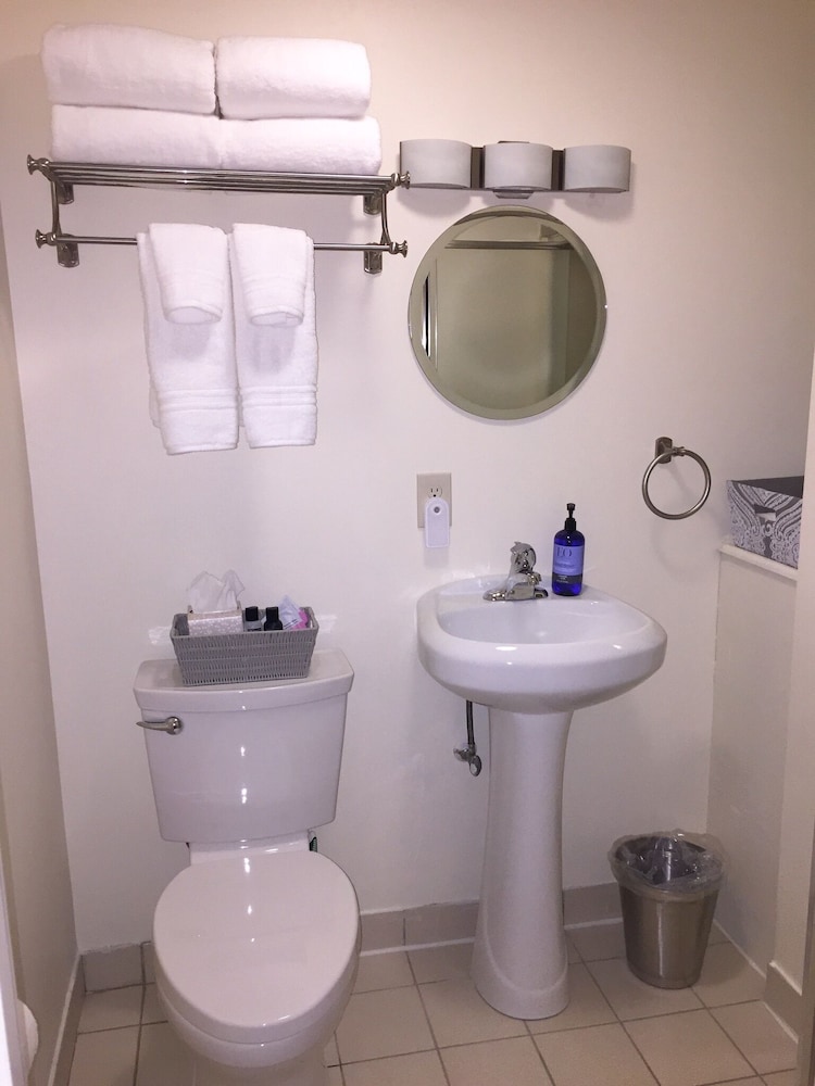 Room 6 - One Queen Bed and Twin Bed with Private Bath photo 2