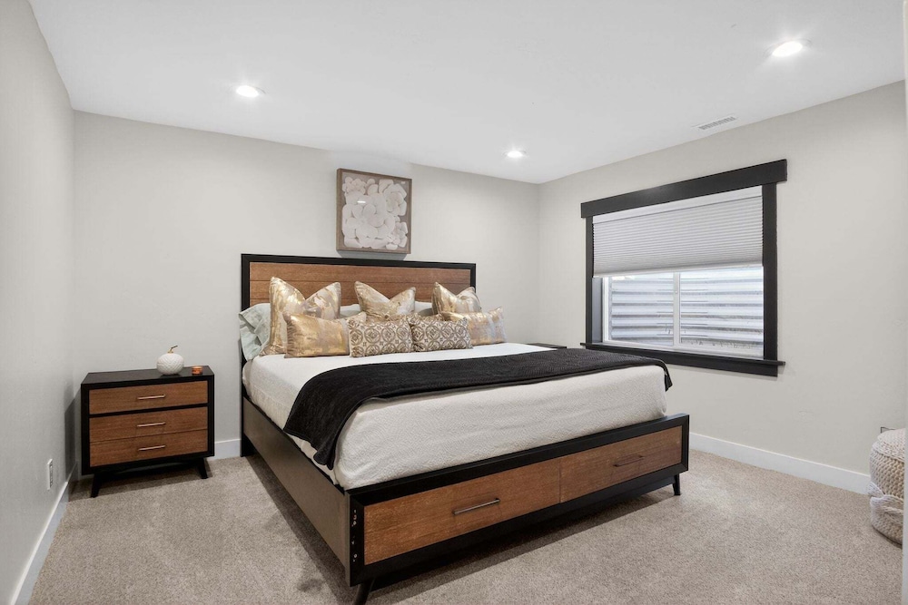 House, 6 Bedrooms photo 2