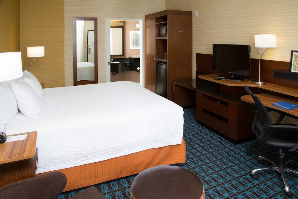 Room, 1 King Bed (Mobility/Hearing Accessible, Tub) photo 3