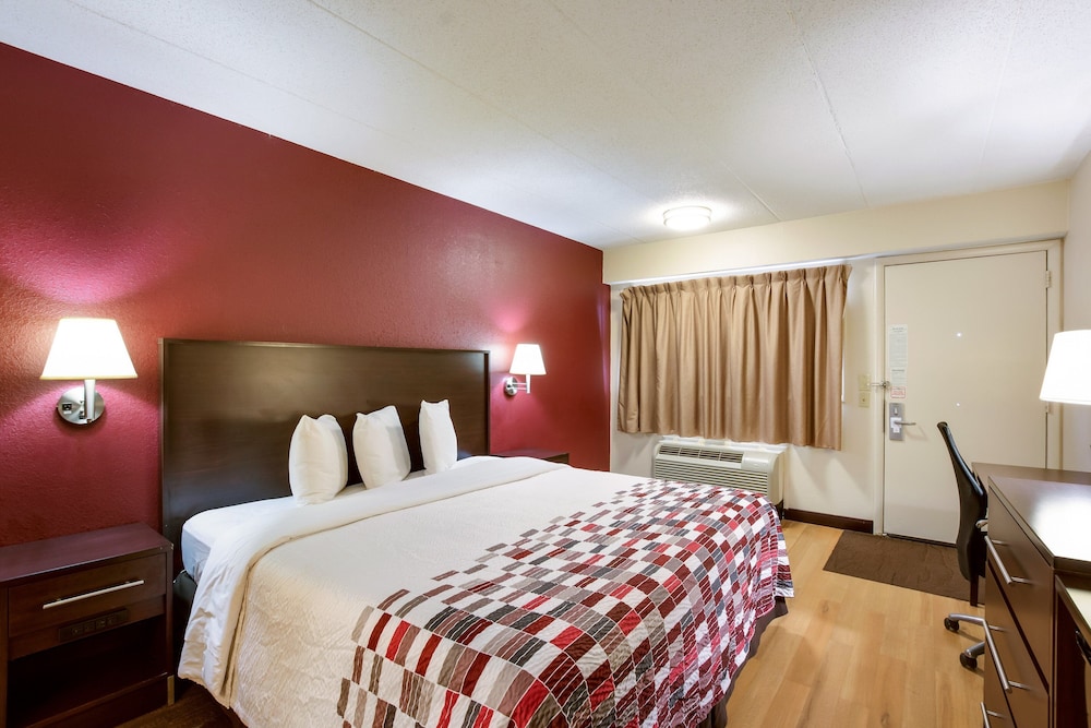 Deluxe Room, 1 King Bed, Accessible, Non Smoking (Roll-In Shower) - Photo 1