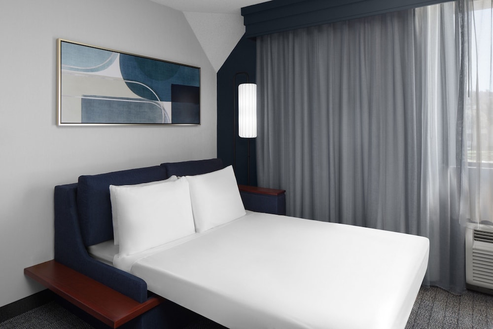 Room, 1 King Bed with Sofa bed (Mobility/Hearing Accessible, Tub) - Photo 3