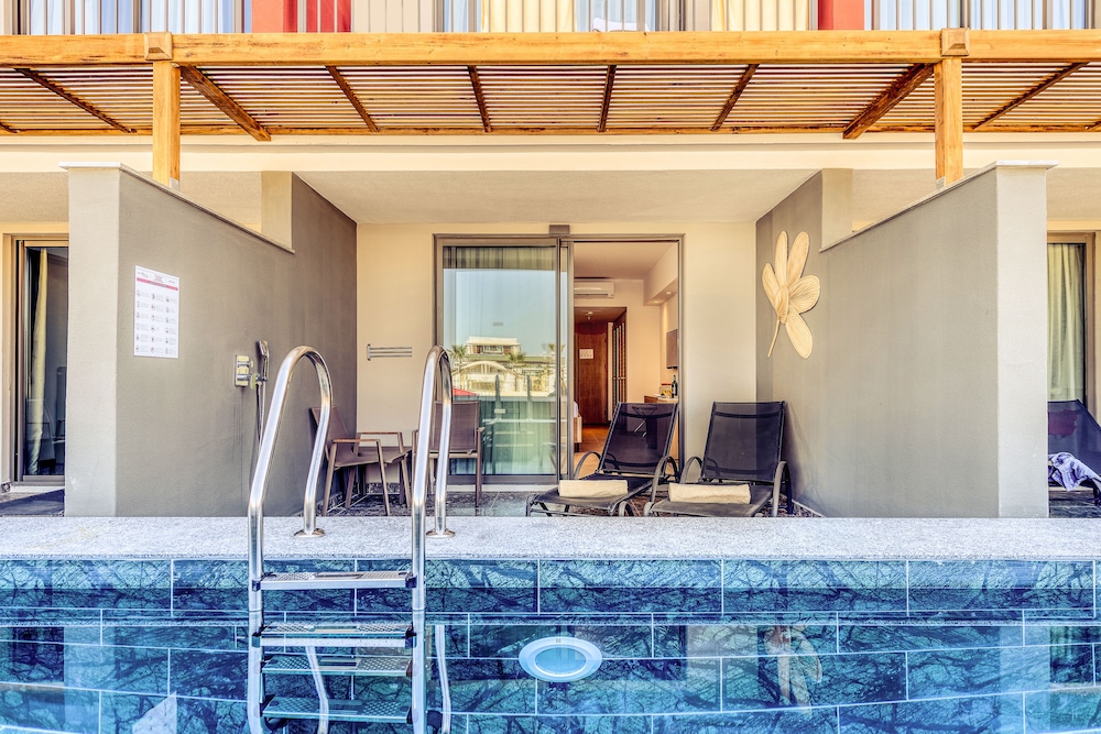 Elite Swim Up Room +13