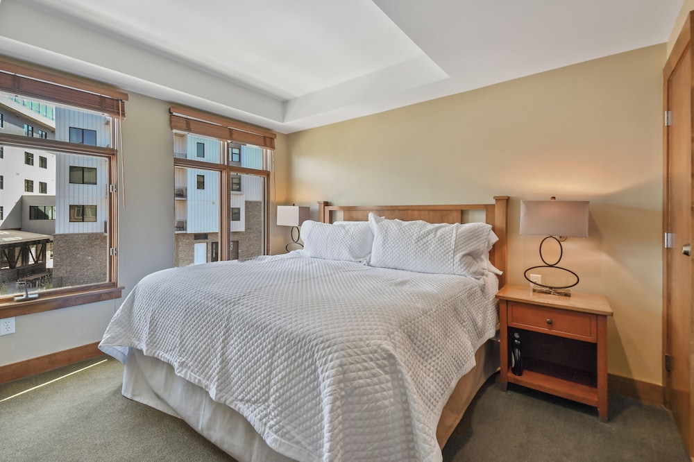 Deluxe Condo, 2 Bedrooms, Balcony, Slope side photo 2