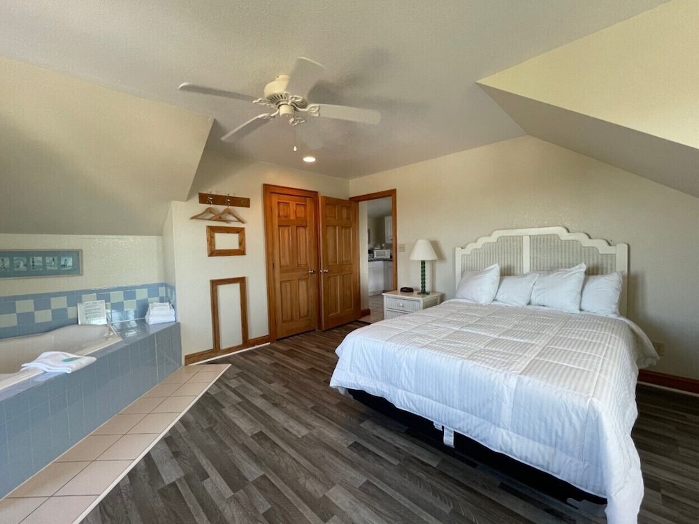 Premium Room, 1 Queen Bed, Balcony, Pool View photo 2
