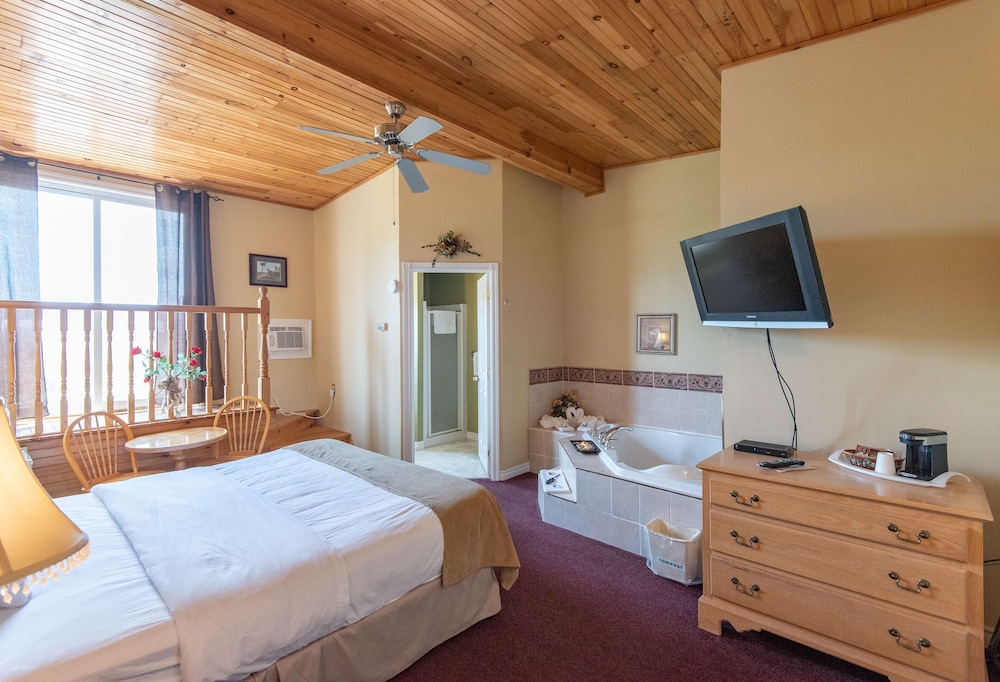 Suite, 1 King Bed, Non Smoking, Jetted Tub photo 2