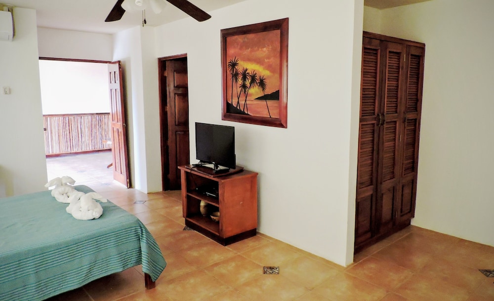 Basic Single Room, 1 Queen Bed photo 1