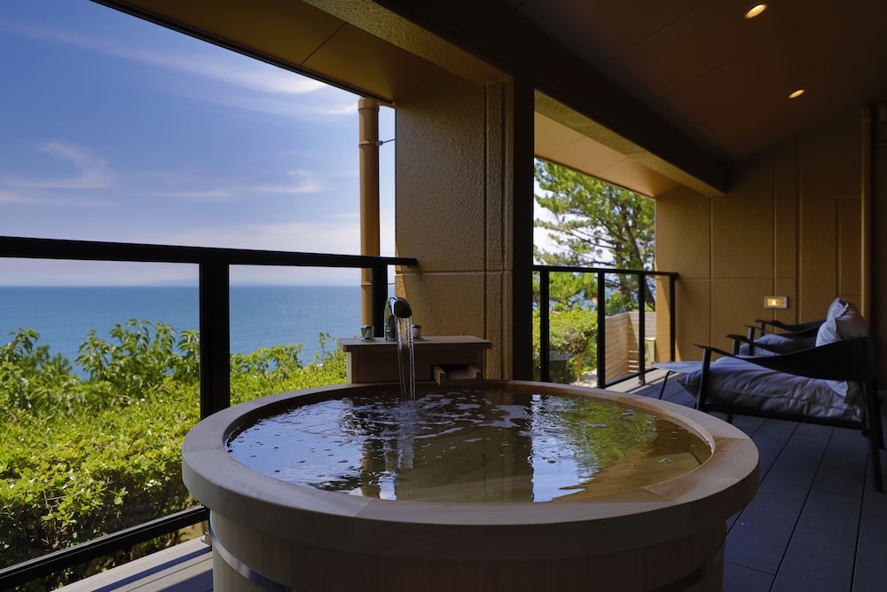 Deluxe Suite, 1 Bedroom, 2 Bathrooms, Ocean View photo 2