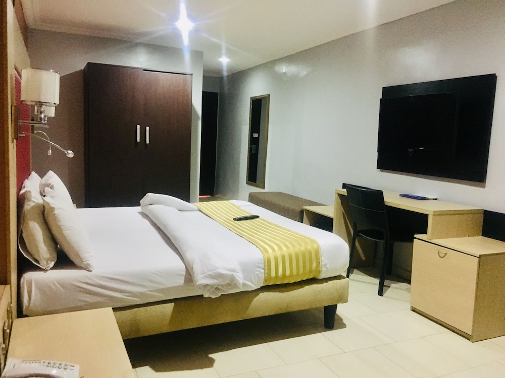 Executive Suite - Photo 6