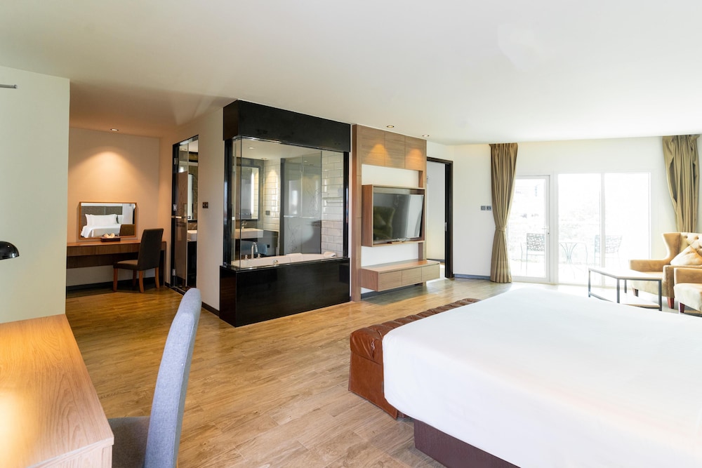 Junior Suite, 1 King Bed, Balcony, City View photo 3