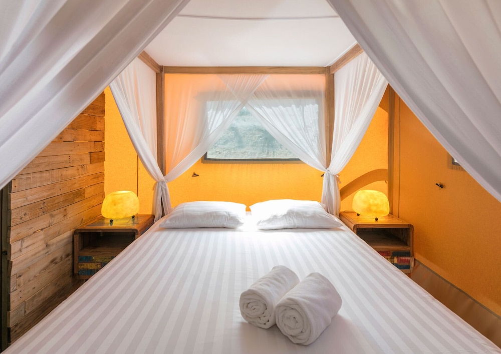 Deluxe Tent (4)