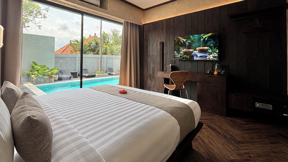 Luxury Room, 1 Queen Bed, Pool View