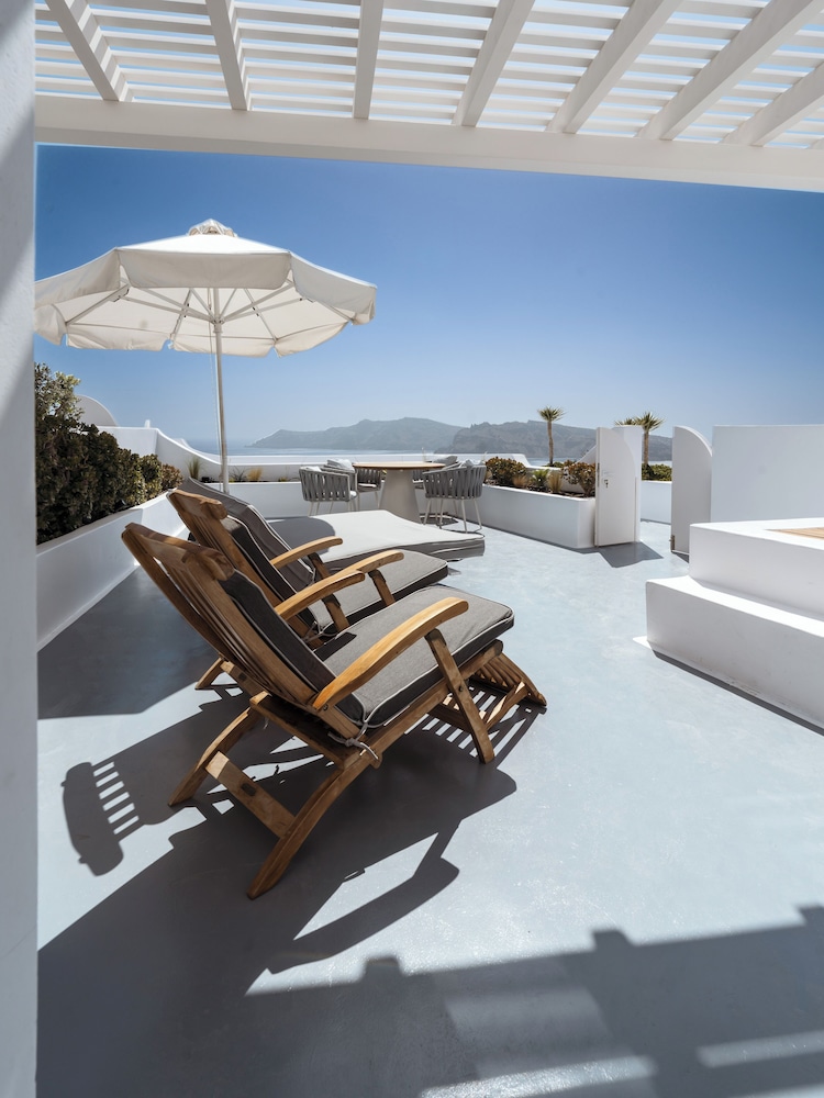 The Antiquarian's Suite with Hot Tub & Caldera View - Photo 10