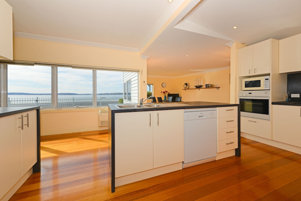 2 Bedroom Beachfront, Self-contained and Self-catering Apartment photo 2