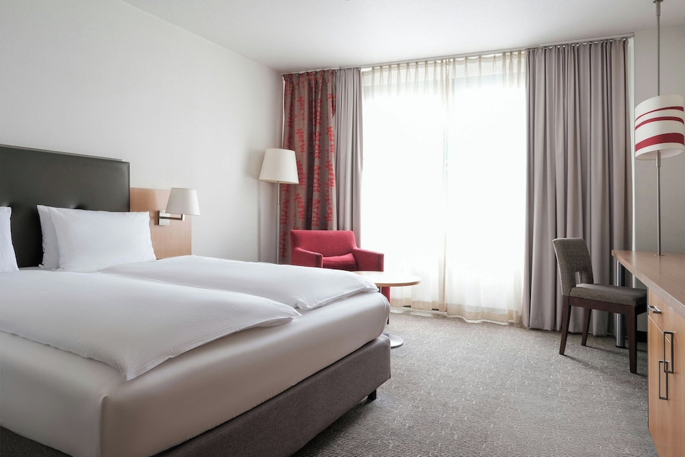 Standard Room, 1 Queen Bed - Photo 9