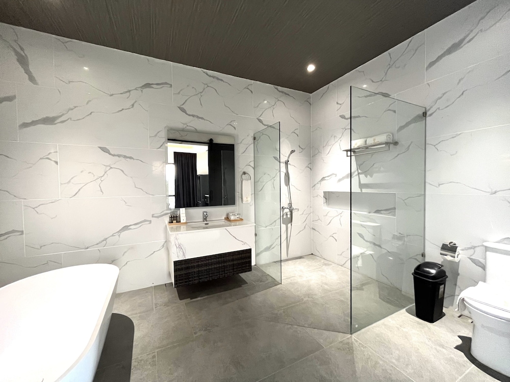 Luxury Villa, 3 Bedrooms, Non Smoking, Bathtub - Photo 8
