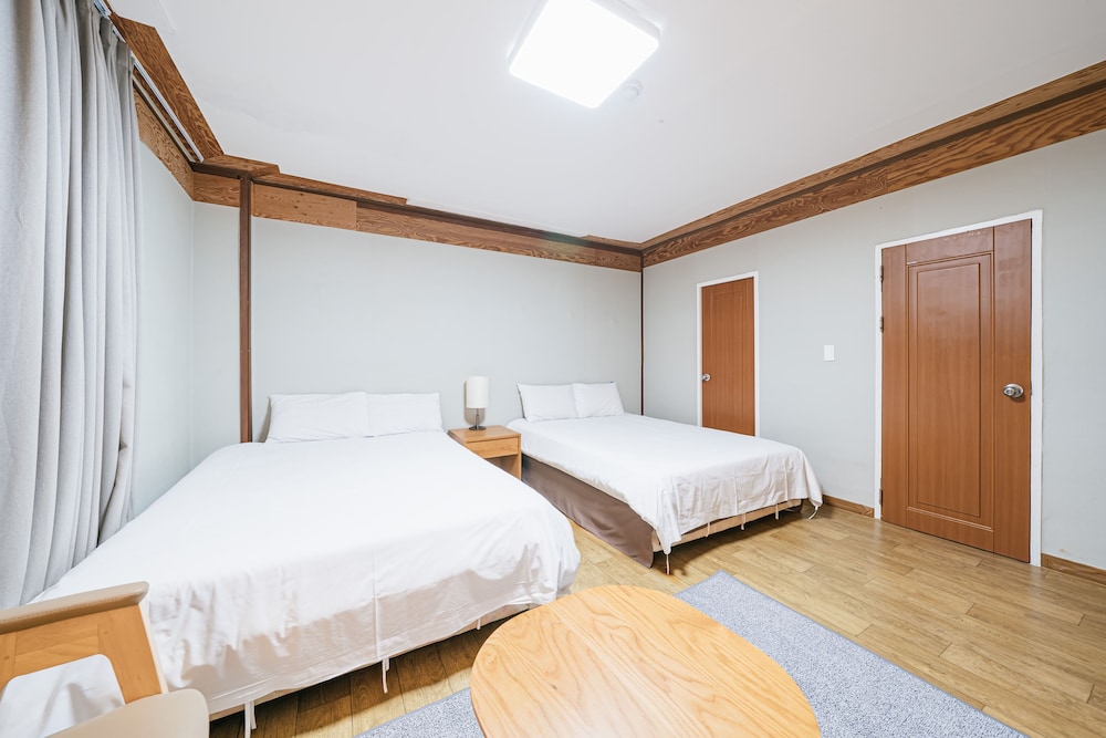 Family Twin Room - Photo 4
