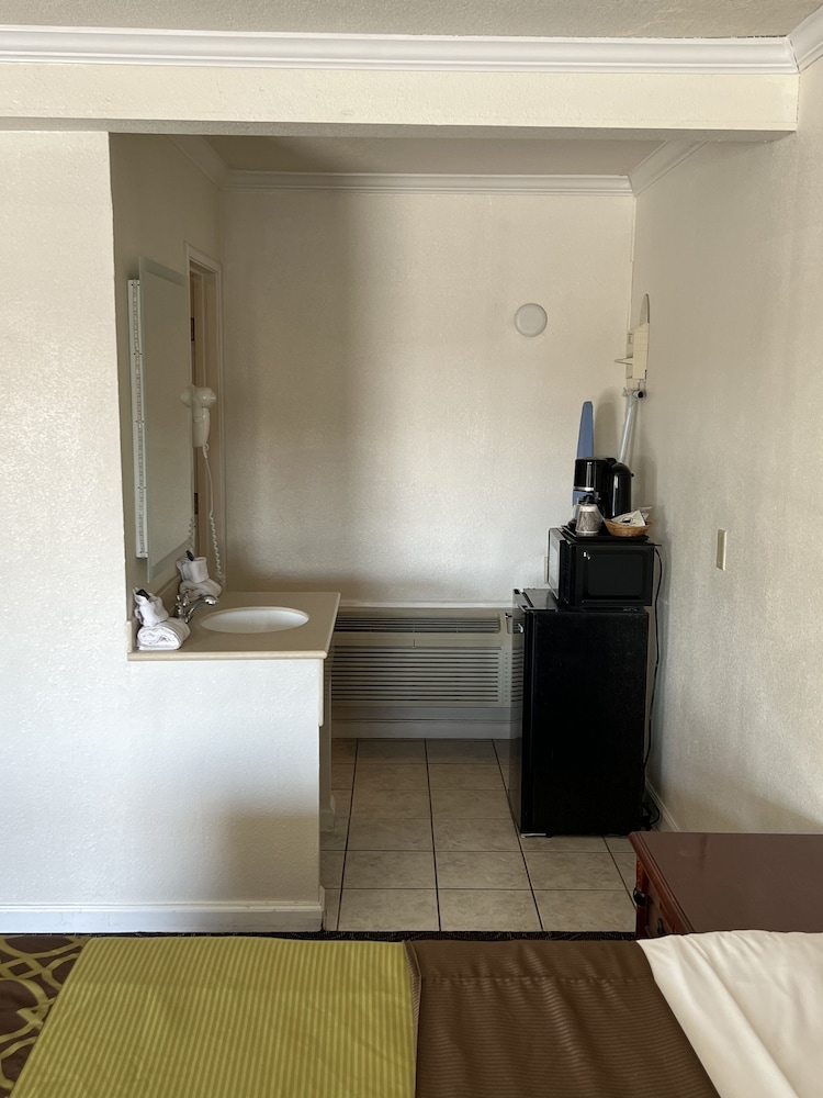 Room, 1 King Bed, Non Smoking - Photo 6