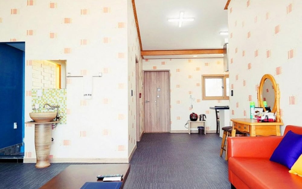 Room (Building 3 Room 202 (Salt Water Hot S)