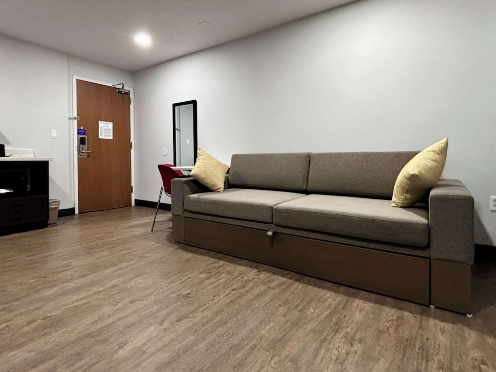 Standard Suite, 1 King Bed, Non Smoking, Kitchenette - Photo 5