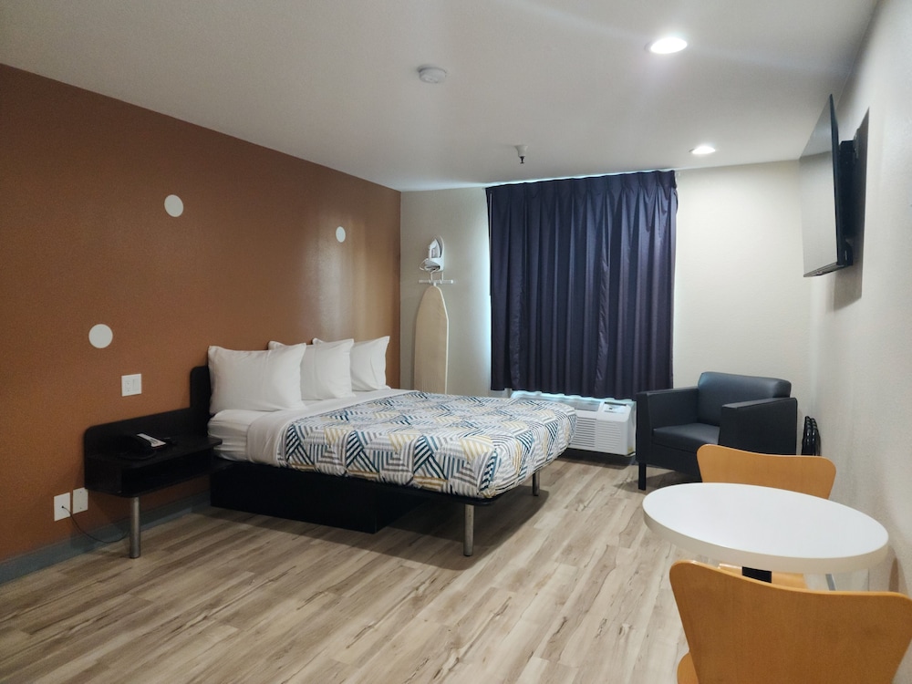 Standard Room, 1 Queen Bed, Non Smoking, Kitchenette - Photo 5