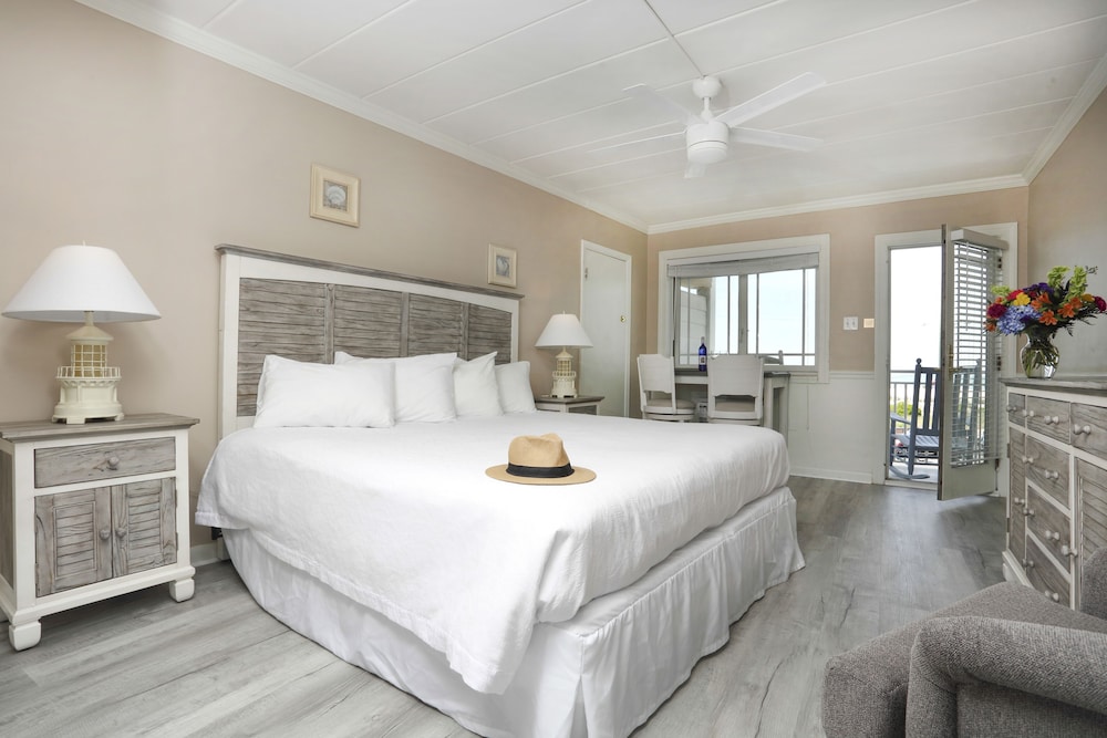 Standard Room, 1 King Bed, Non Smoking, Ocean View