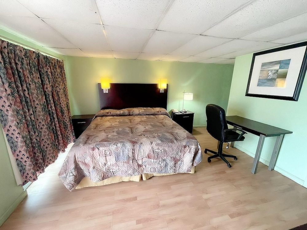Basic Room, 1 Queen Bed, Non Smoking photo 1