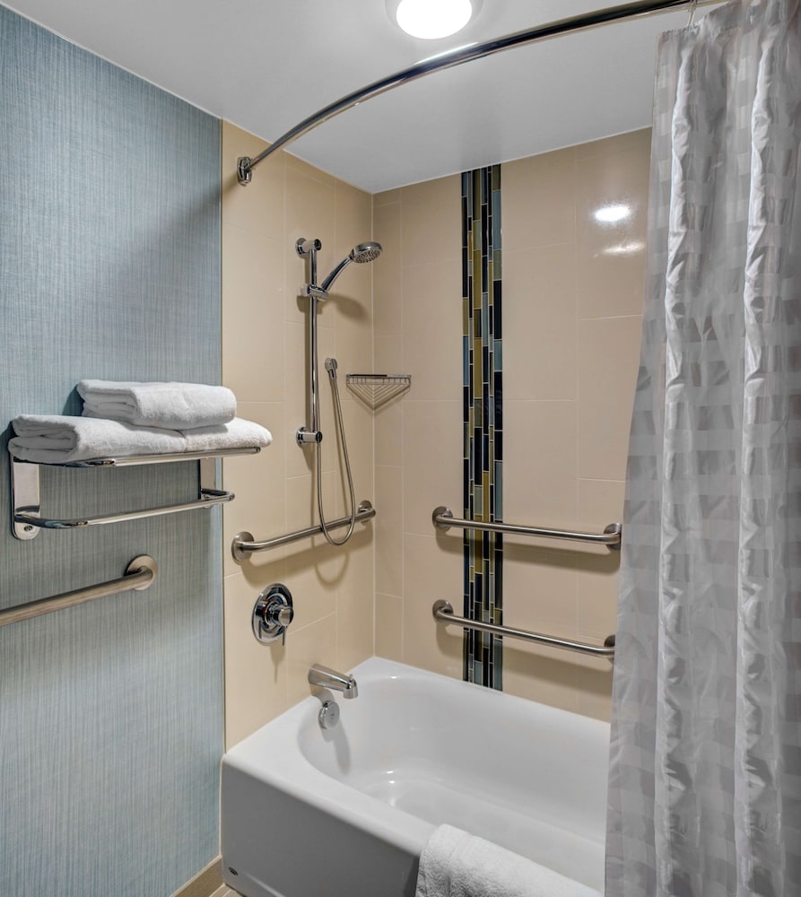 Room, 1 King Bed, Accessible, Bathtub - Photo 5