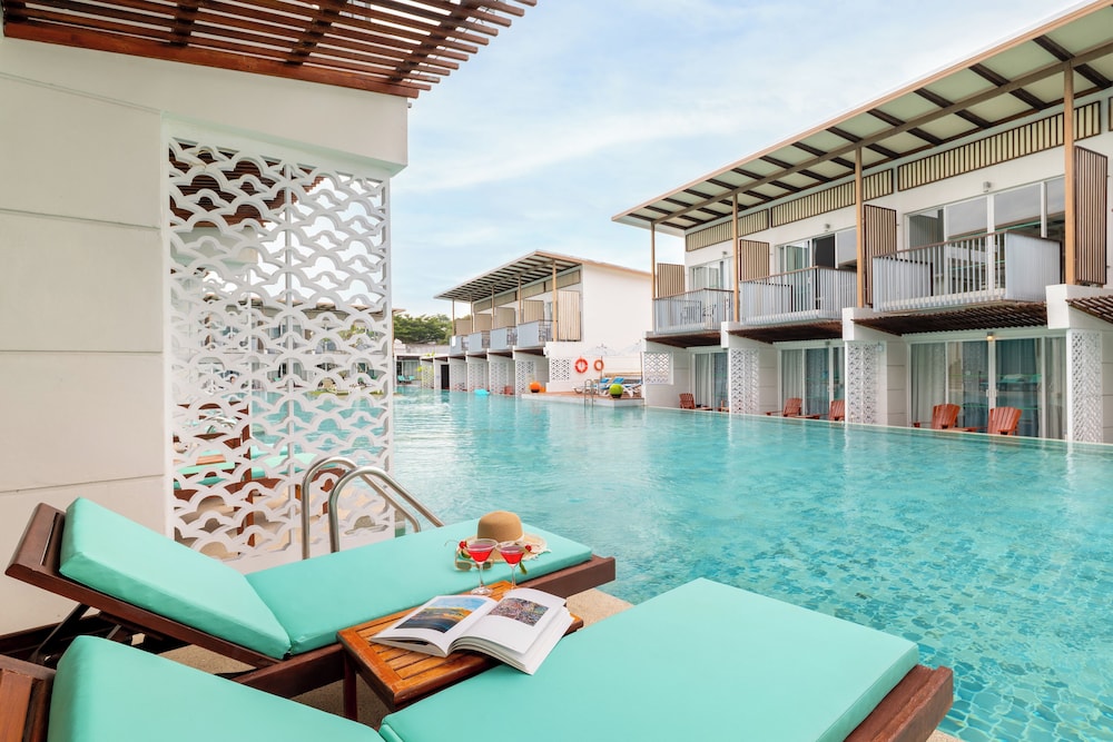 Deluxe Pool Access - Photo 3