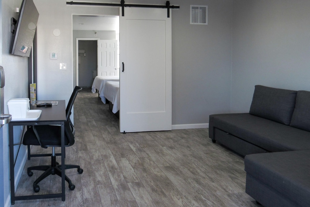 Suite, Multiple Beds, Non Smoking - Photo 2